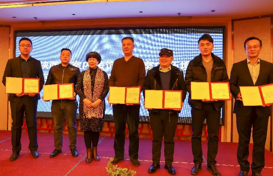 賀會(huì)長(zhǎng)為凈化委主任、副主任、秘書長(zhǎng)頒發(fā)證書