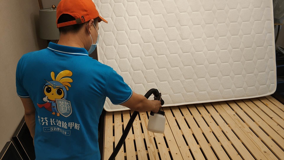 臥室床架?chē)娡咳轿皇┕ぶ卫砑兹? width=