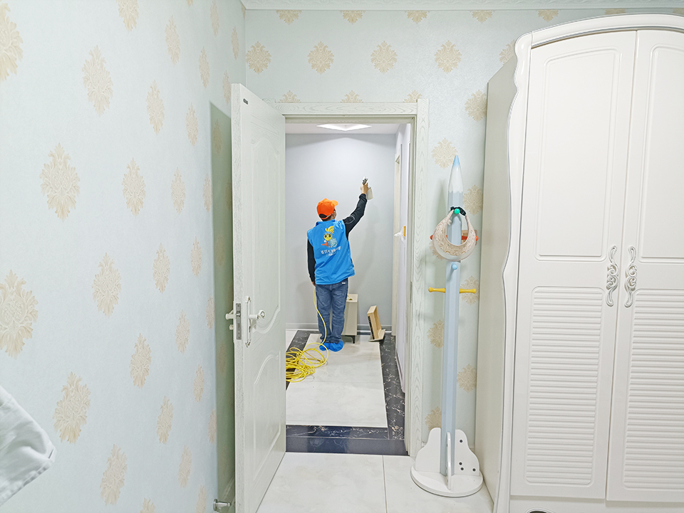 客廳過(guò)道墻面噴槍施工治理甲醛